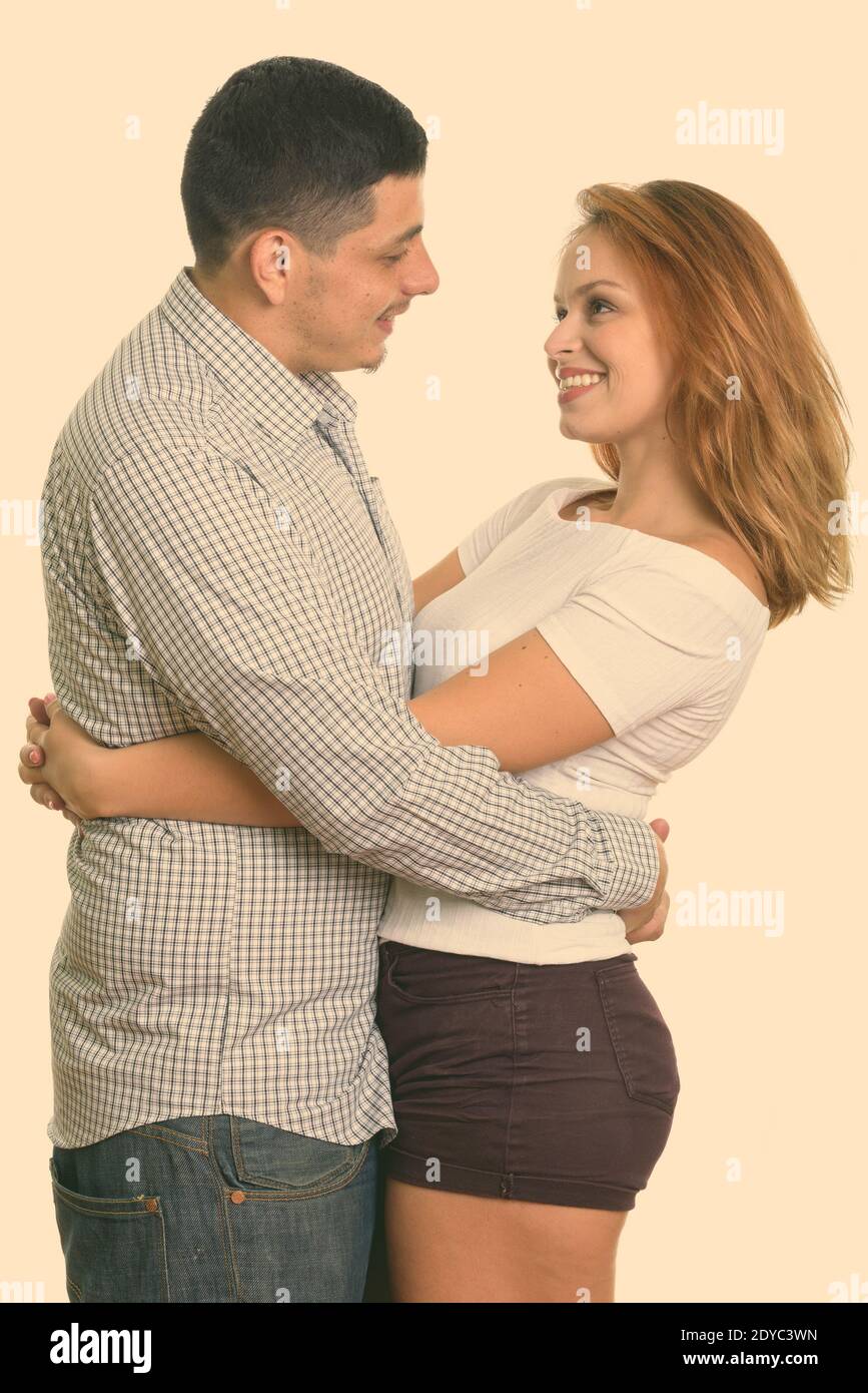 Giovane coppia felice sorridere mentre abbraccia e guardando a vicenda nell amore Foto Stock