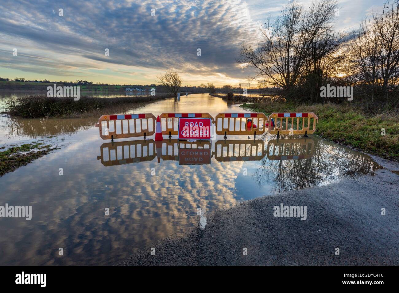 La strada è chiusa a causa di inondazioni al ponte Eckington sul fiume Avon il giorno di Natale 2020, Worcestershire, Inghilterra Foto Stock