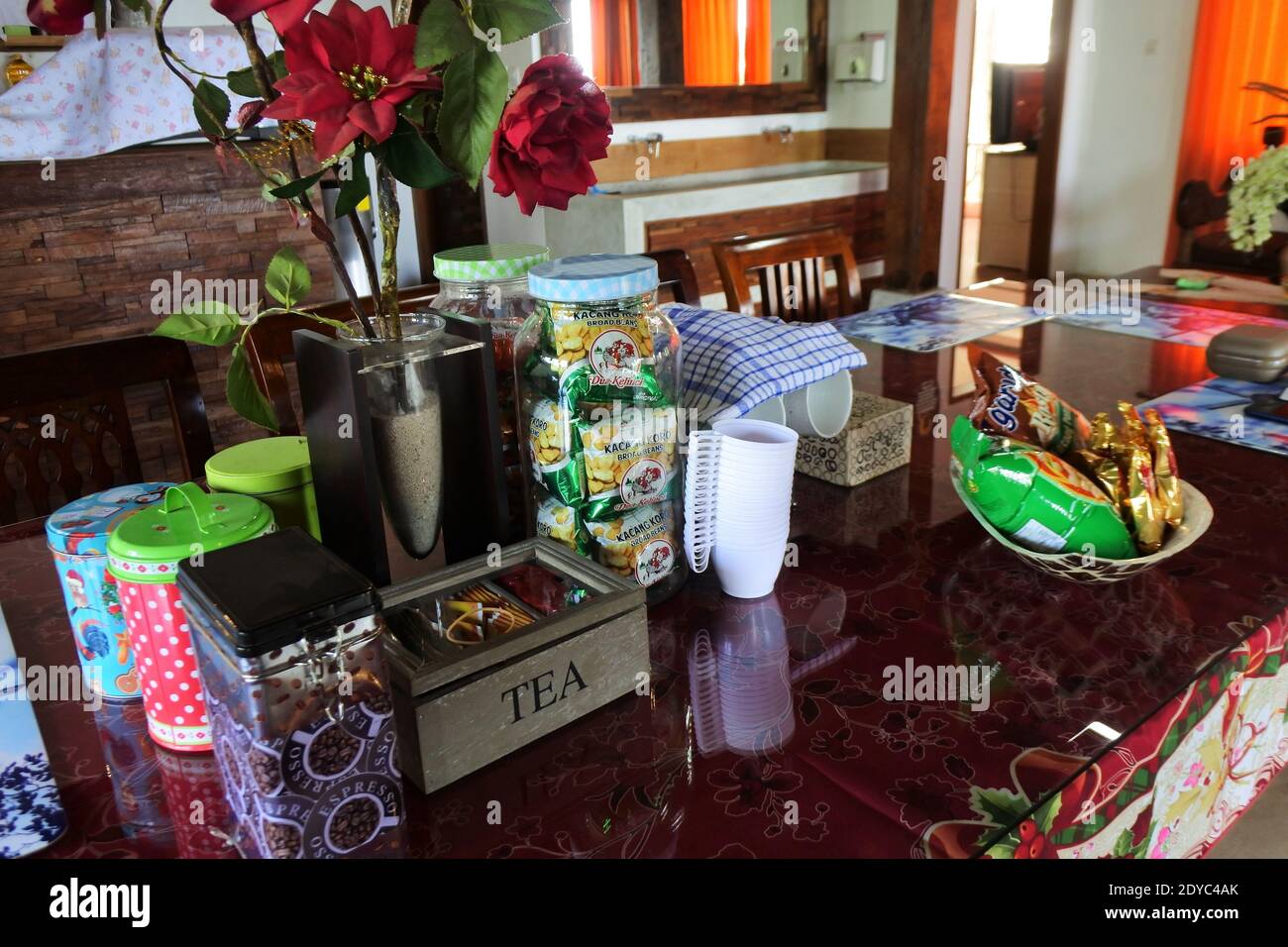 DENPASAR, INDONESIA - 07 novembre 2020: Vari wafer e spuntini di pane dall'Indonesia al tavolo, Bali, 07 novembre 2020 Foto Stock