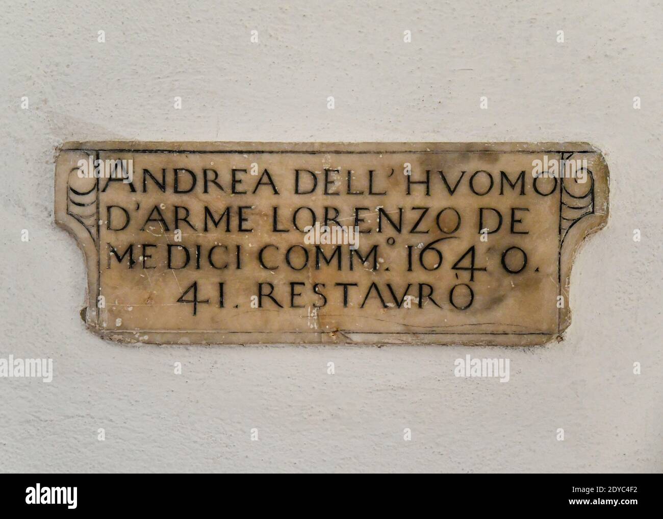 Lapide commemorativa con il nome di Lorenzo de' Medici e le date del 1640-41 su una parete all'interno di Palazzo dei Priori, Volterra, Pisa, Toscana, Italia Foto Stock