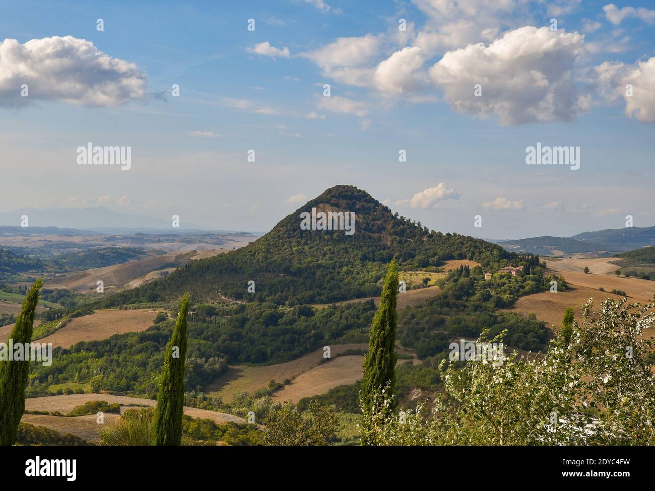 Vista panoramica della Val Cecina nella campagna toscana con il meraviglioso rilievo montano Monte Voltraio, Volterra, Pisa, Toscana, Italia Foto Stock