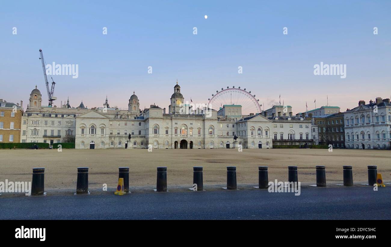 Tramonto su Horse Guards Parade vuoto con il London Eye sullo sfondo il giorno di Natale 2020. Foto Stock