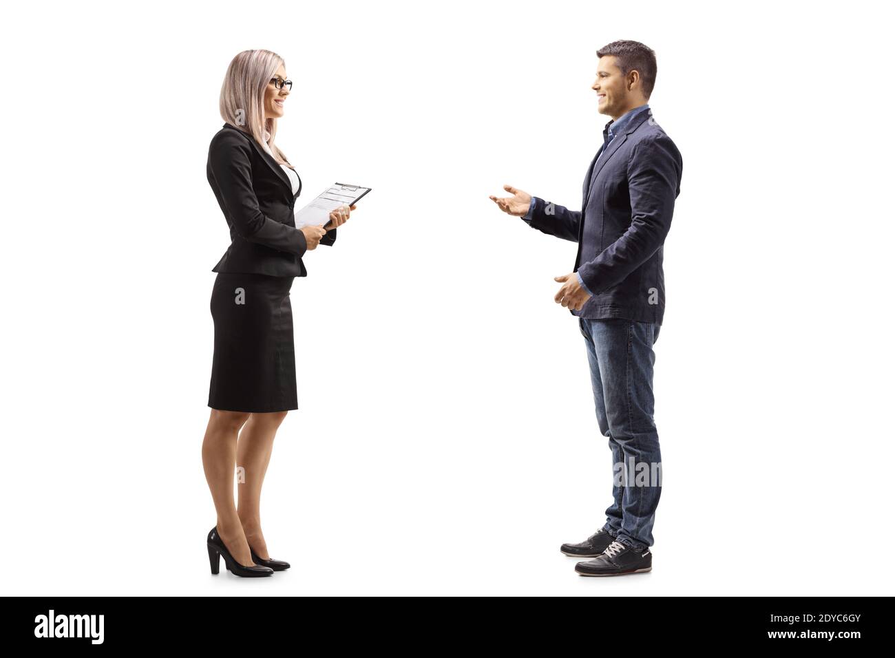 Foto di profilo a lunghezza intera di un uomo che parla con a. donna d'affari che tiene una clipboard isolato su sfondo bianco Foto Stock