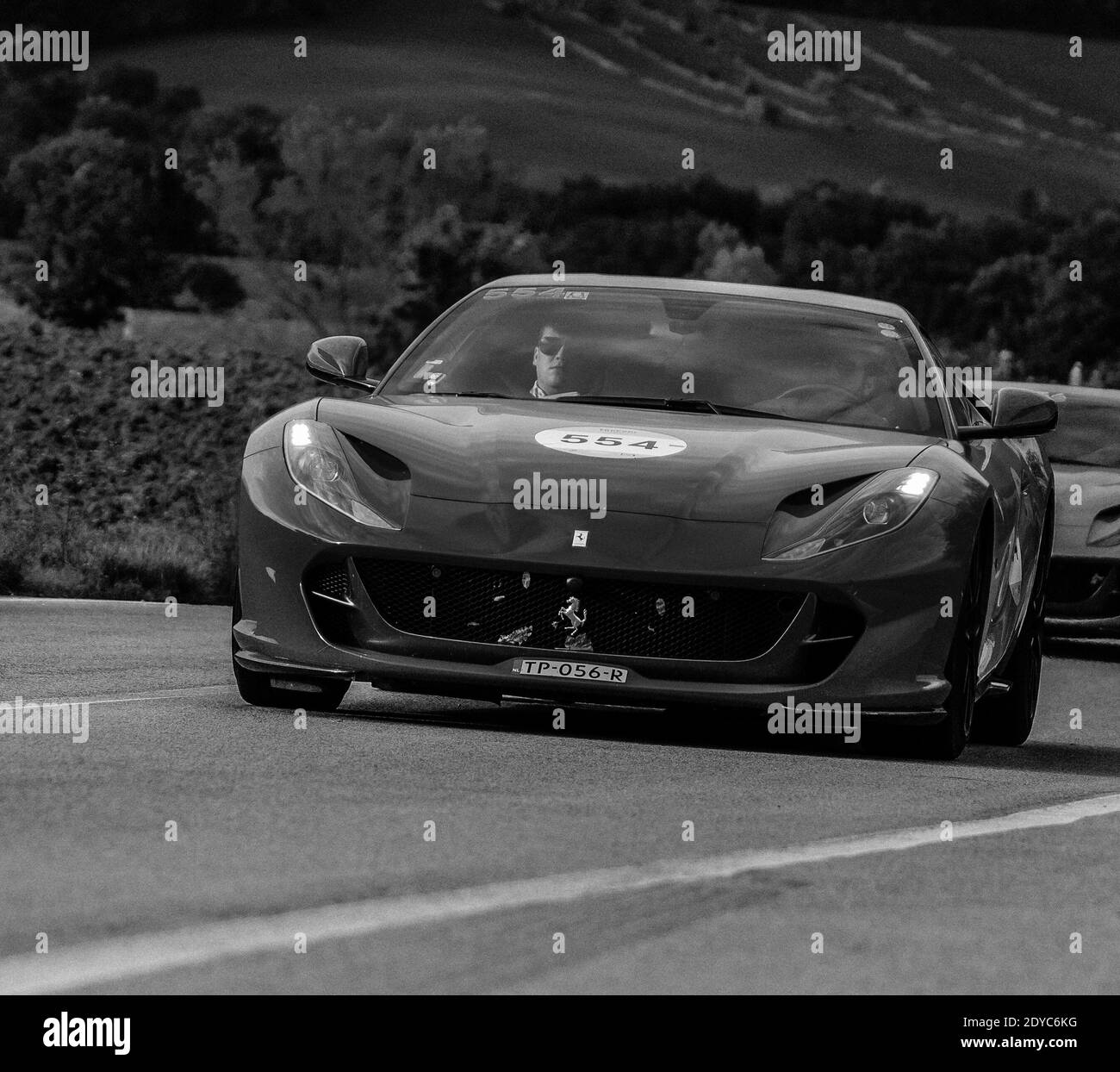 CAGLI , ITALIA - OTT 24 - 2020 : Ferrari 812 SUPERFAST 2018 su una vecchia vettura da corsa nel rally Mille miglia 2020 la famosa corsa storica italiana (1927-19 Foto Stock