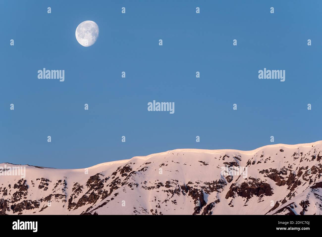 Luna sopra il capo Joseph Mountain, Wallowa Mountains, Oregon. Foto Stock