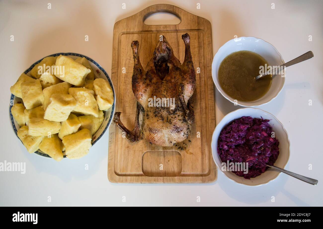 Oca arrosto, gnocchi di patate e cavolo rosso - tradizionale cibo natalizio in Germania e Austria Foto Stock