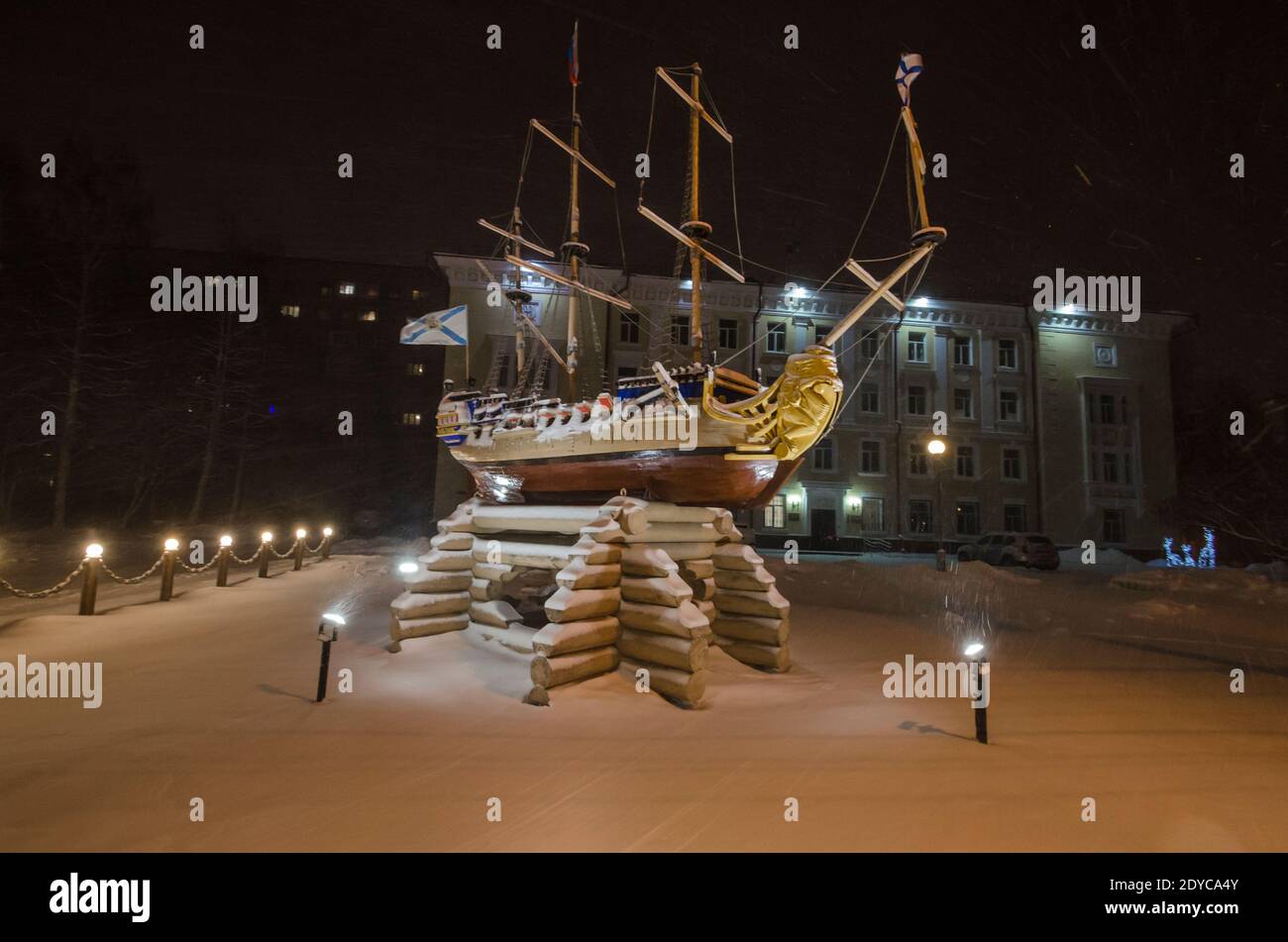 Dicembre, 2020 - Arkhangelsk. Modello in legno di una nave a vela vicino alla costruzione del Servizio penitenziario Federale della Regione Arkhangelsk. Russia, Foto Stock