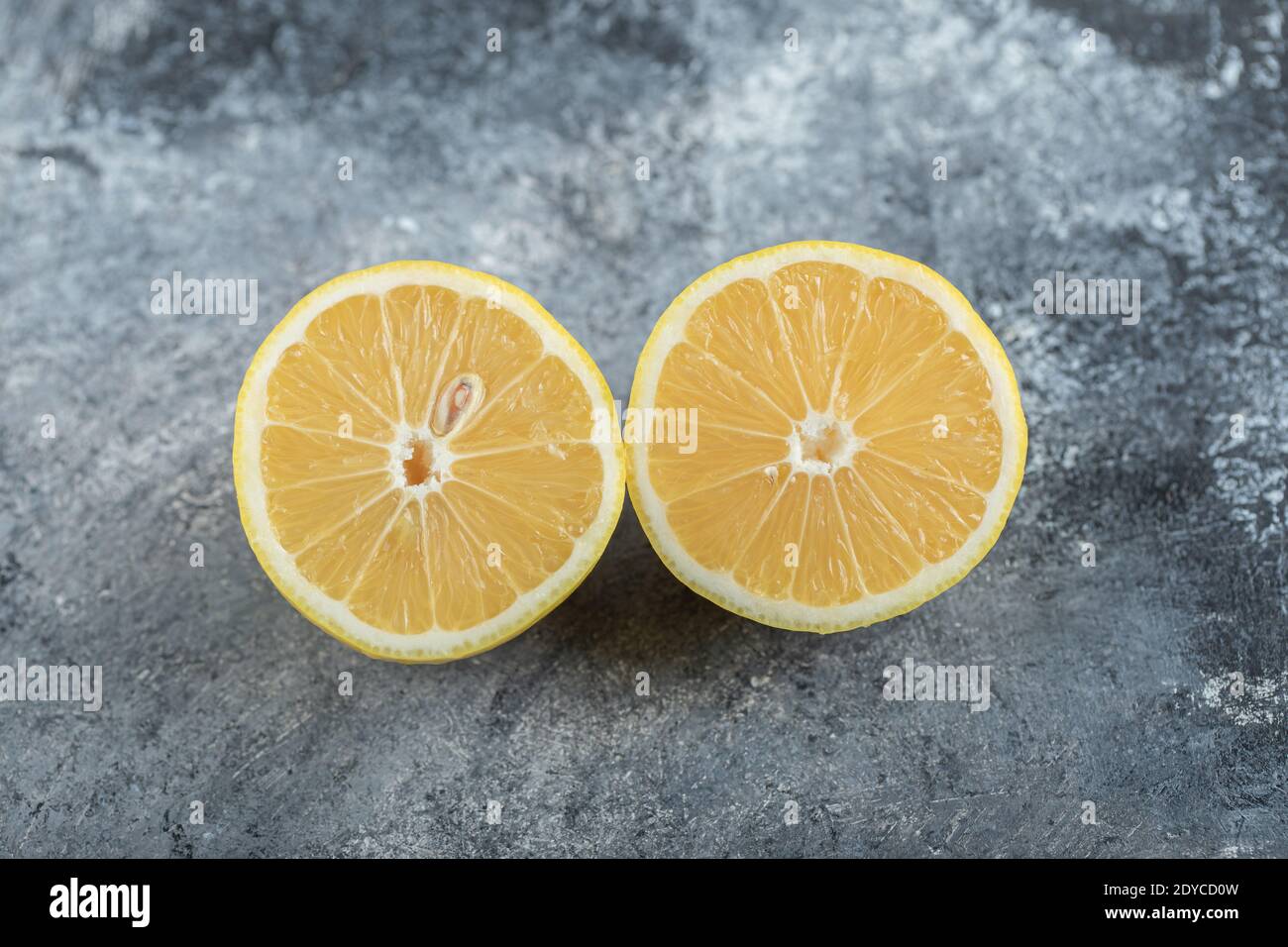 Mezzo taglio di limone biologico fresco Foto Stock