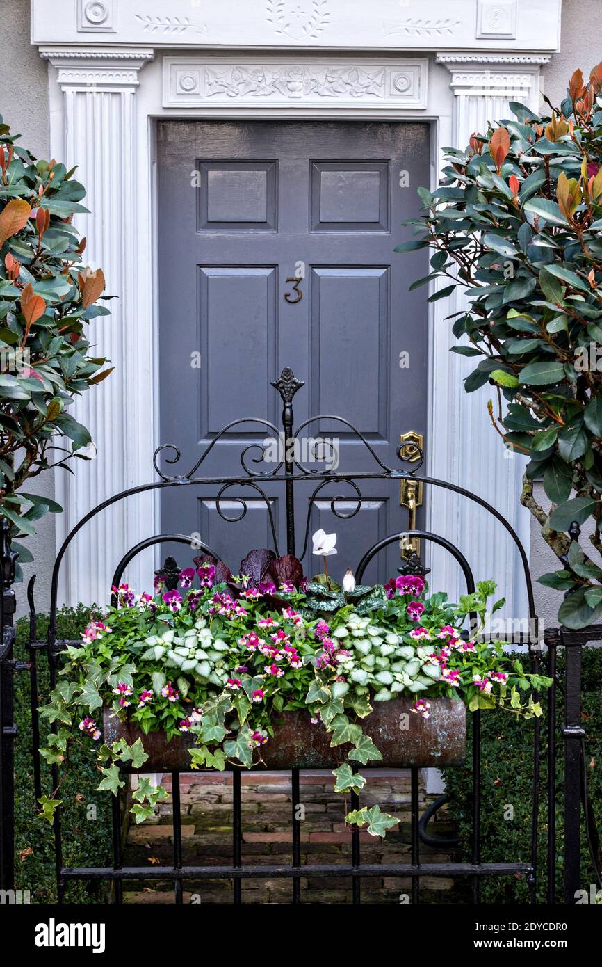 Charleston, Stati Uniti d'America. 19 dicembre 2020. Una porta in legno di stile tradizionale su una casa storica a Charleston, Carolina del Sud. Credit: Planetpix/Alamy Live News Foto Stock