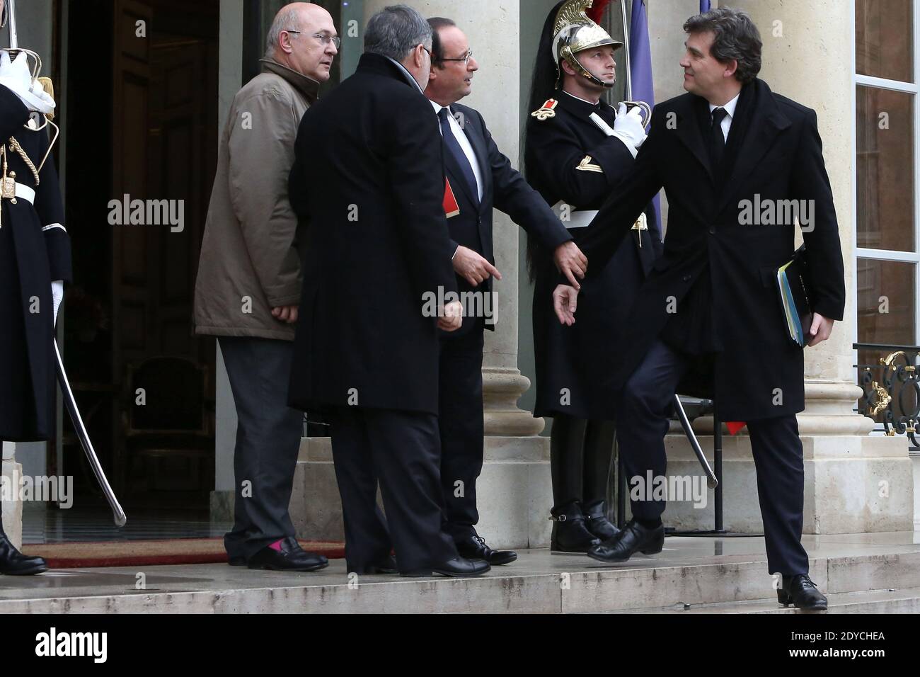 Il presidente francese Francois Hollande accompagna il ministro francese per la ripresa industriale Arnaud Montebourg, ministro responsabile delle relazioni con il Parlamento Alain Vidalies e il ministro francese del lavoro Michel sapin, mentre lasciano il palazzo presidenziale Elysee dopo la riunione settimanale del gabinetto, a Parigi, Francia, il 3 gennaio 2013. Foto di Stephane Lemouton/ABACAPRESS.COM. Foto Stock
