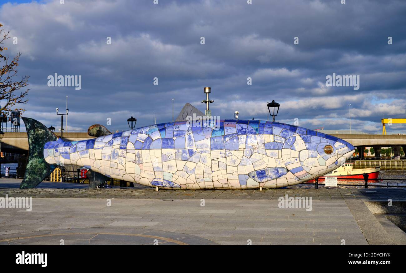La scultura Big Fish al Lagan Weir nel porto di Belfast. Foto Stock