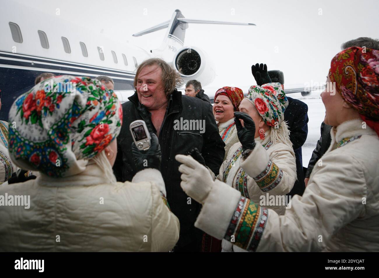 L'attore francese Gerard Depardieu, a cui è stata concessa la cittadinanza russa, è accolto al suo arrivo all'aeroporto di Saransk, Mordovia, Russia, 6 gennaio 2013. Foto di Marine Dumeurger/ABACAPRESS.COM Foto Stock