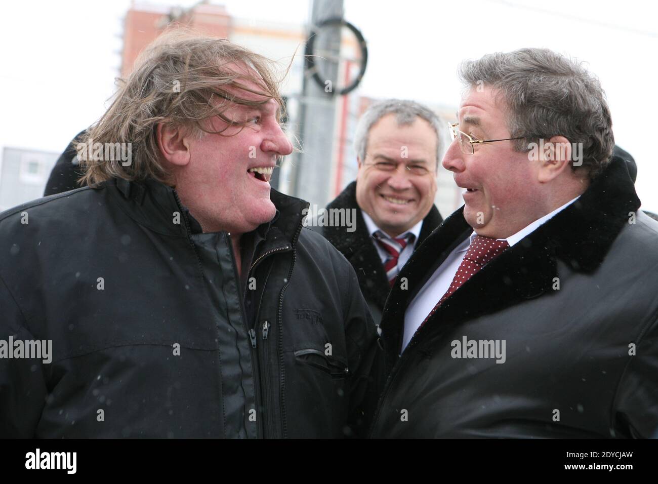 L'attore francese Gerard Depardieu (L) a cui è stata concessa la cittadinanza russa è accompagnato dal capo della Repubblica di Mordovia Vladimir Volkov durante la visita al forte di Yemelyan Pugachev a Saransk, Mordovia, Russia, 6 gennaio 2013. Foto Marina Dumeurger/ABACAPRESS.COM Foto Stock