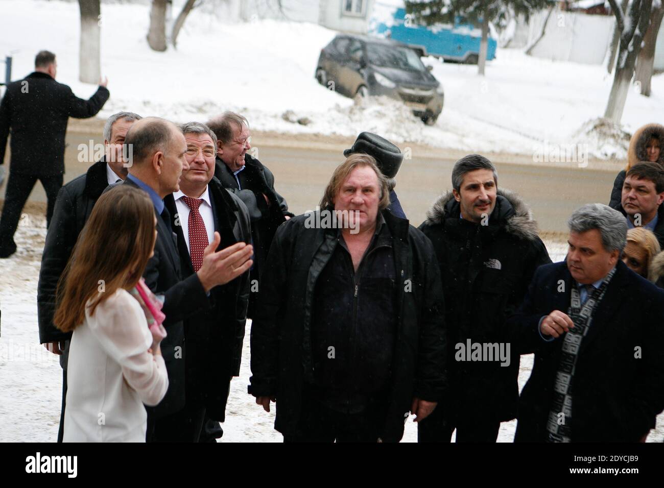 L'attore francese Gerard Depardieu (L) a cui è stata concessa la cittadinanza russa è accompagnato dal capo della Repubblica di Mordovia Vladimir Volkov durante la visita al forte di Yemelyan Pugachev a Saransk, Mordovia, Russia, 6 gennaio 2013. Foto Marina Dumeurger/ABACAPRESS.COM Foto Stock