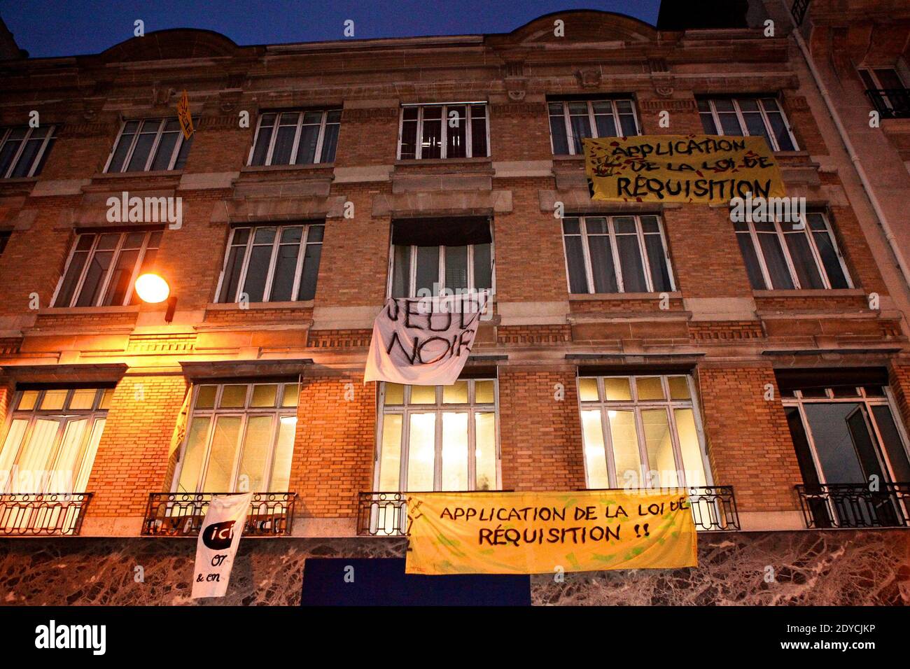 Vista generale di un edificio occupato da attivisti Jeudi Noir e situato 20 rue de Valenciennes a Parigi, Francia, 7 gennaio 2013. 60 persone vivono lì dal dicembre 29. Foto di Audrey Poree/ABACAPRESS.COM Foto Stock