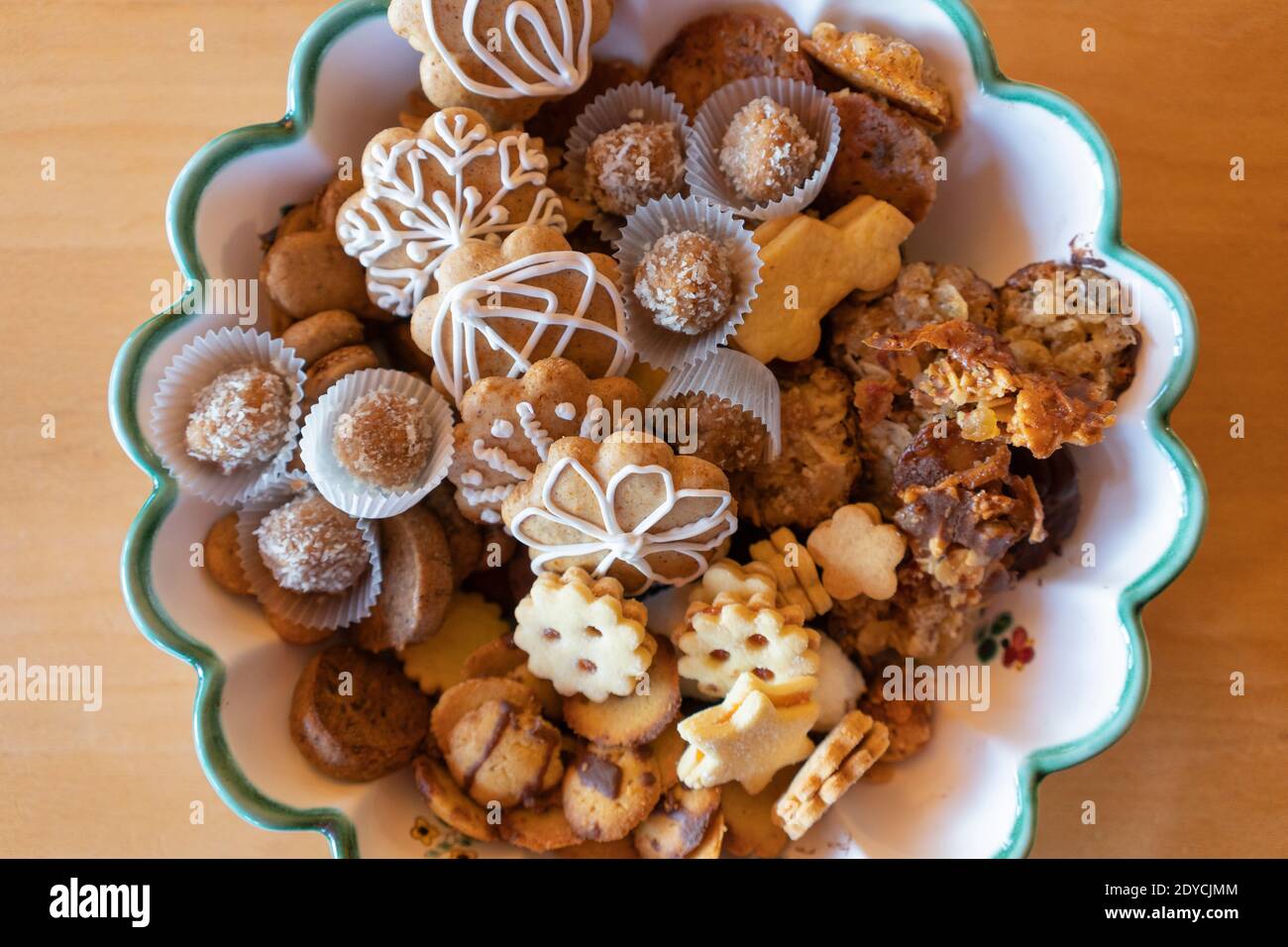 Weihnachtskekse e Weihnachtsbäckerei - biscotti tradizionali austriaci fatti in casa nel periodo natalizio, tra cui il pan di zenzero e la glassa. Austria Foto Stock
