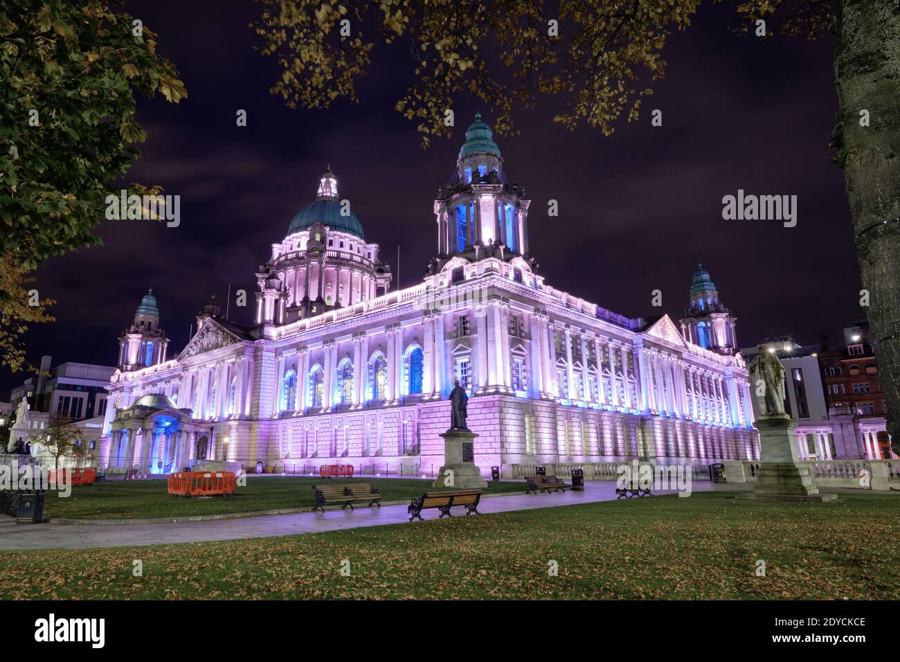 Il municipio di Belfast è illuminato di notte in luce viola Foto Stock