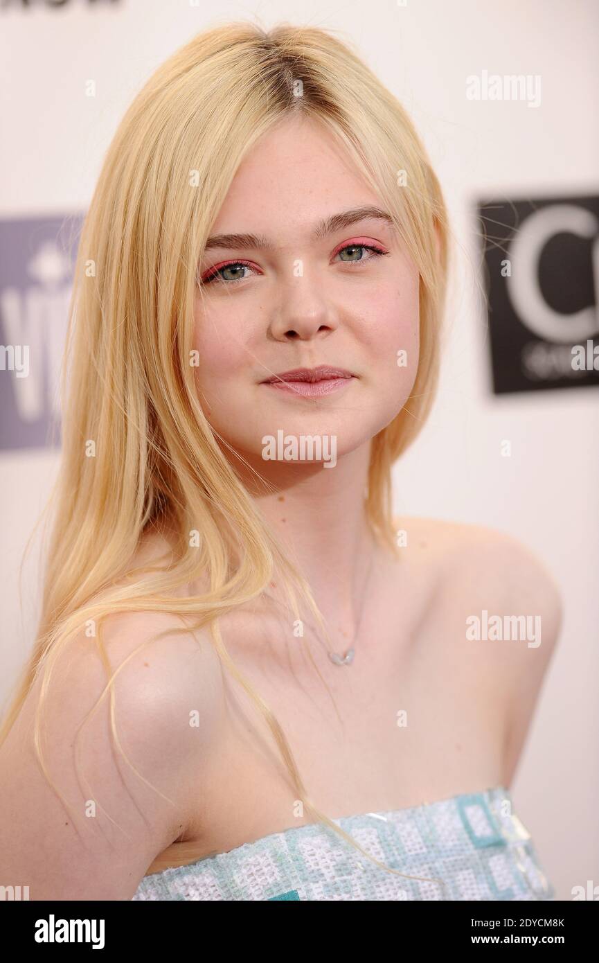 Elle Fanning arriva al diciottesimo premio annuale Critics' Choice Movie Awards che si tiene presso l'aeroporto di Santa Monica Barker Hangar a Los Angeles, CA, USA il 10 gennaio 2013. Foto di Lionel Hahn/ABACAPRESS.COM Foto Stock