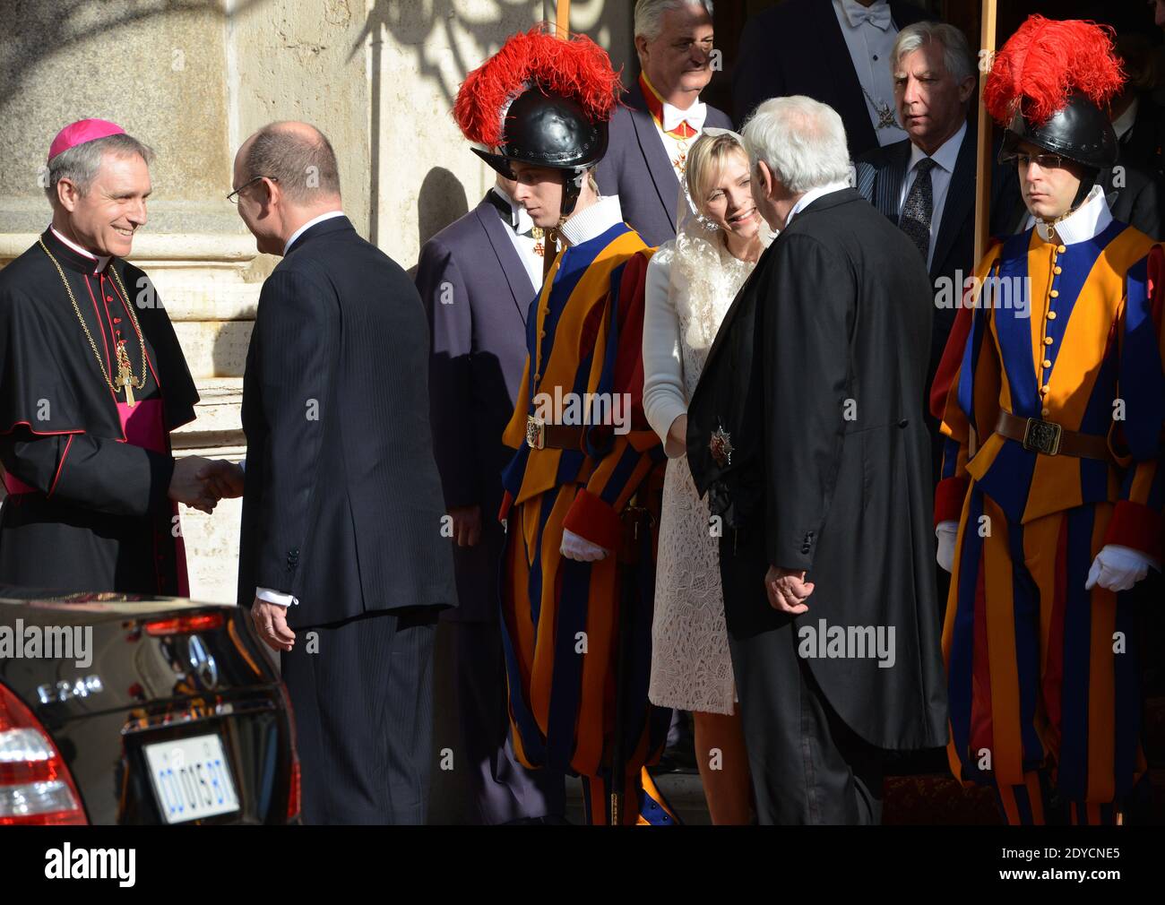 Il principe Alberto di Monaco e la principessa di sua moglie Charlene arrivano in Vaticano il 12 gennaio 2013 per incontrare Papa Benedetto XVI per un'udienza privata. A sinistra : Georg Ganswein, segretario privato del papa. Foto di Eric Vandeville/ABACAPRESS.COM Foto Stock