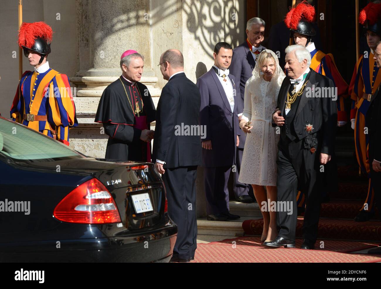 Il principe Alberto di Monaco e la principessa di sua moglie Charlene arrivano in Vaticano il 12 gennaio 2013 per incontrare Papa Benedetto XVI per un'udienza privata. A sinistra : Georg Ganswein, segretario privato del papa. Foto di Eric Vandeville/ABACAPRESS.COM Foto Stock