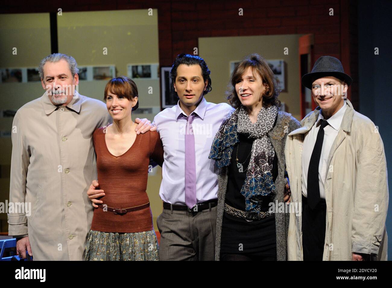 Serge Noel, Marie Chavelot, Darius Kehtari, Virginie Lemoine e Michel Tavernier presentano la commedia 'Brigitte, Directeur d'Agence' diretta da Virginie Lemoine al Teatro Vingtieme di Parigi, Francia, il 16 gennaio 2013. Foto di Alban Wyters/ABACAPRESS.COM Foto Stock