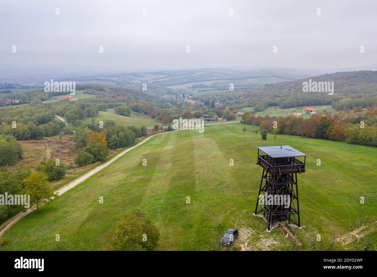 Drone foto di Madre Teresa (Terez Anya) torre di osservazione in un pomeriggio di autunno a Zalakoveskut, Ungheria Foto Stock