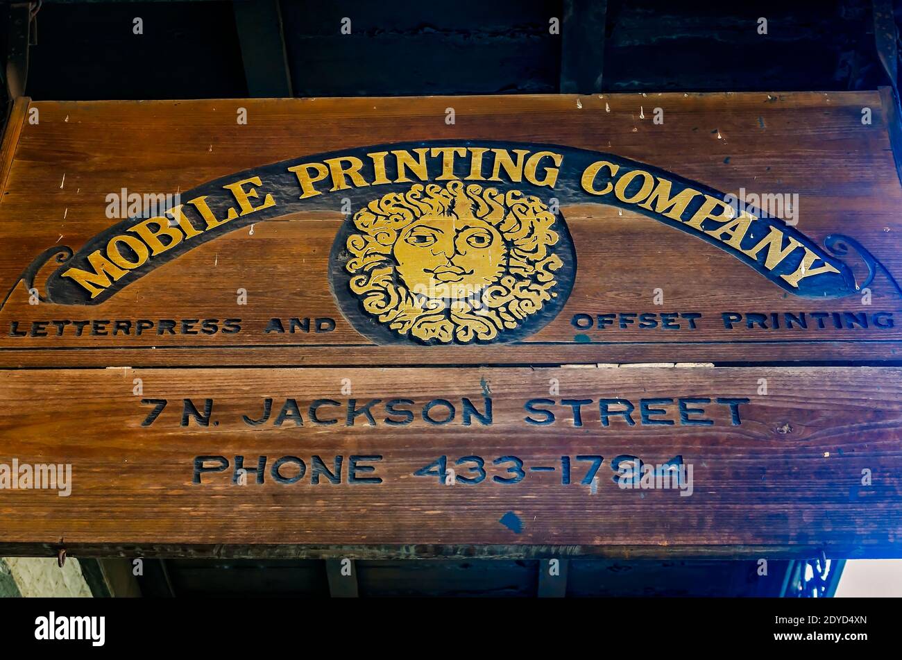 Mobile Printing Company presenta un segno di legno che fa pubblicità ai loro servizi di stampa offset e di letterpress, 9 agosto 2017, in Mobile, Alabama. Foto Stock