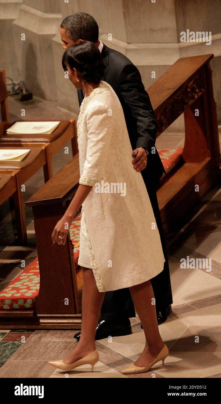 Il Presidente degli Stati Uniti Barack Obama, First Lady Michelle Obama arriva a partecipare al National Prayer Service presso la Washington National Cathedral di Washington, DC il 22 gennaio 2013. E' tradizione che i Presidenti degli Stati Uniti partecipino ad un servizio di preghiera il primo giorno in ufficio. Foto di Aude Guerrucci/piscina/ABACAPRESS.COM Foto Stock