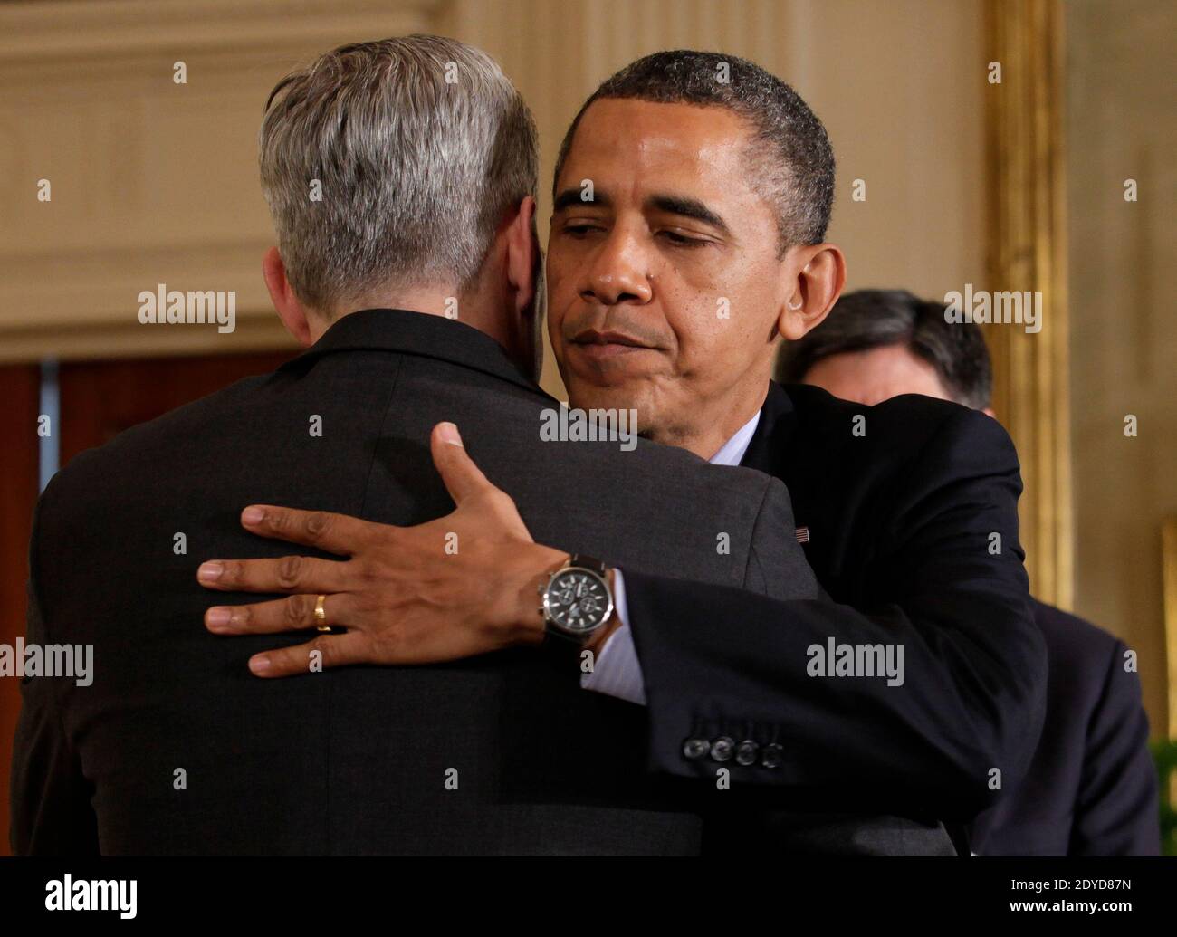 Il presidente DEGLI STATI UNITI Barack Obama saluta Denis McDonough come nuovo capo di personale della Casa Bianca alla Casa Bianca a Washington, DC, USA, il 25 gennaio 2013. Foto di Yuri Grippas/piscina/ABACAPRESS.COM Foto Stock