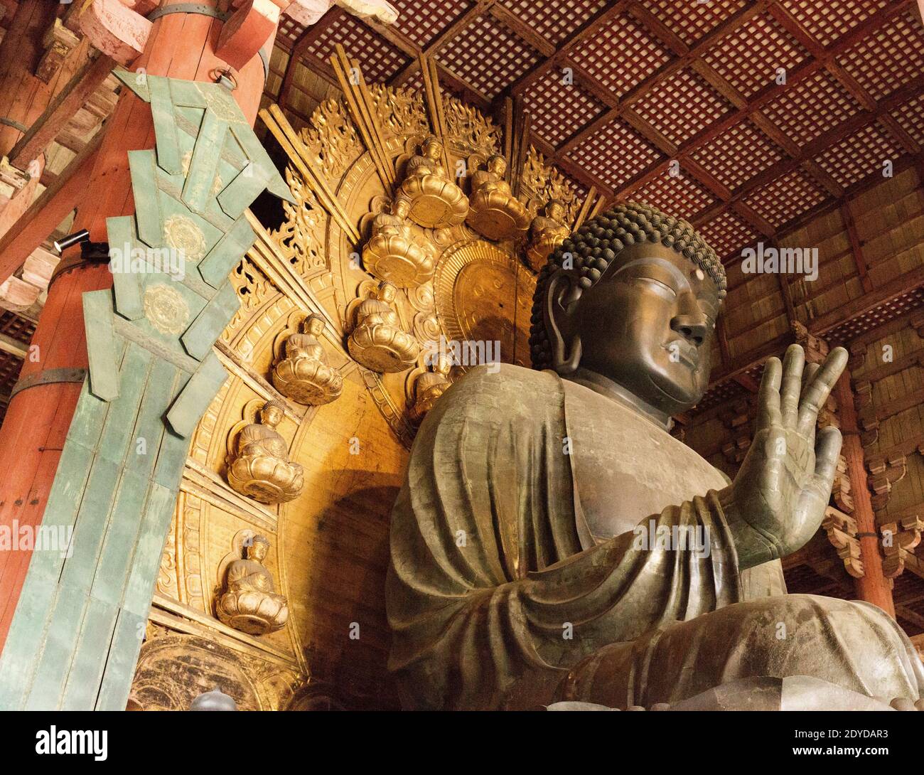 Giappone Nara la statua di bronzo più grande del mondo del Buddha Vairocana nella Grande Sala del Buddha (Daibutsuden) presso il complesso del Tempio Todaiji. Foto Stock