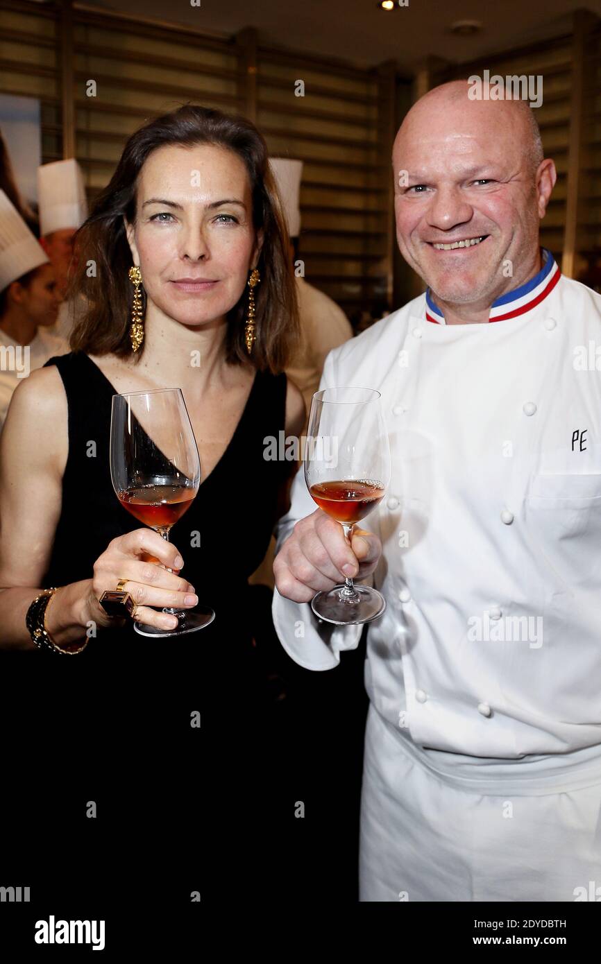 L'attrice Carole Bouquet e lo chef a due stelle Michelin Philippe Etcheborp e ospite dello spettacolo M6 'Cauchemar en cuisine' presentano il suo nuovo vino d'annata 2009 alla cantina 'Bordeaux Magnum' di Bordeaux, Francia, il 31 gennaio 2013. Il "Sangue d’Oro" è un vino bianco sciropposo della sua vigna siciliana. Foto di Patrick Bernard/ABCAPRESS.COM Foto Stock