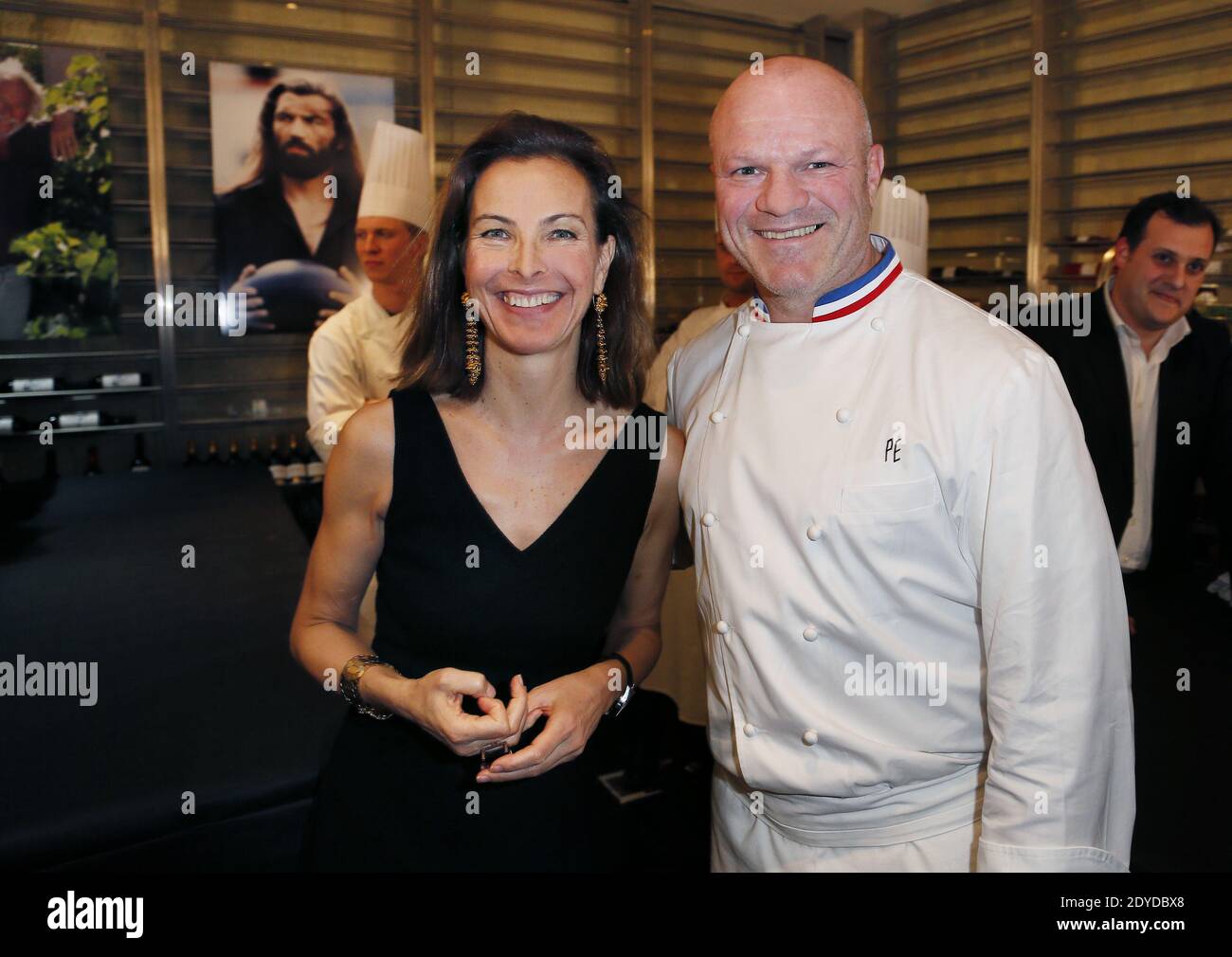 L'attrice Carole Bouquet e lo chef a due stelle Michelin Philippe Etcheborp e ospite dello spettacolo M6 'Cauchemar en cuisine' presentano il suo nuovo vino d'annata 2009 alla cantina 'Bordeaux Magnum' di Bordeaux, Francia, il 31 gennaio 2013. Il "Sangue d’Oro" è un vino bianco sciropposo della sua vigna siciliana. Foto di Patrick Bernard/ABCAPRESS.COM Foto Stock