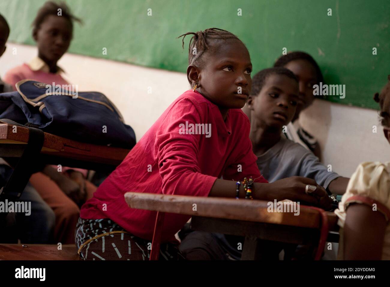 Fata, 10 a scuola, a Bamako, Mali, il 1 febbraio 2013. Fata fuggì da Timbuktu con sua madre Fatima nell'aprile 2012. Secondo Amnesty International, 250,000 persone sono fuggite dal Mali mentre i militanti islamici, con collegamenti ad al-Qaeda, hanno preso il controllo della parte settentrionale del paese. Foto di Julien Tack/ABACAPRESS.COM Foto Stock