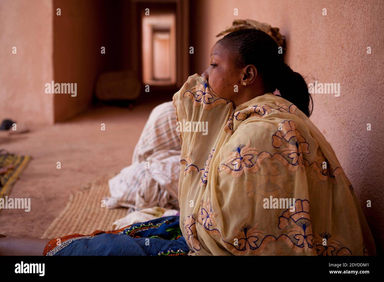 Conde Baba con sua figlia Sita aspetta di tornare nella loro città natale Timbuktu, a Bamako, Mali, il 1 febbraio 2013. Conde Baba fuggì da Timbuktu con sua madre Niamoye nell'aprile 2012. Secondo Amnesty International, 250,000 persone sono fuggite dal Mali mentre i militanti islamici, con collegamenti ad al-Qaeda, hanno preso il controllo della parte settentrionale del paese. Foto di Julien Tack/ABACAPRESS.COM Foto Stock