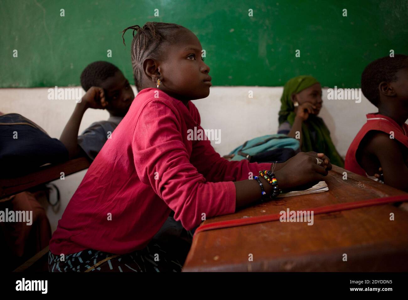 Fata, 10 a scuola, a Bamako, Mali, il 1 febbraio 2013. Fata fuggì da Timbuktu con sua madre Fatima nell'aprile 2012. Secondo Amnesty International, 250,000 persone sono fuggite dal Mali mentre i militanti islamici, con collegamenti ad al-Qaeda, hanno preso il controllo della parte settentrionale del paese. Foto di Julien Tack/ABACAPRESS.COM Foto Stock