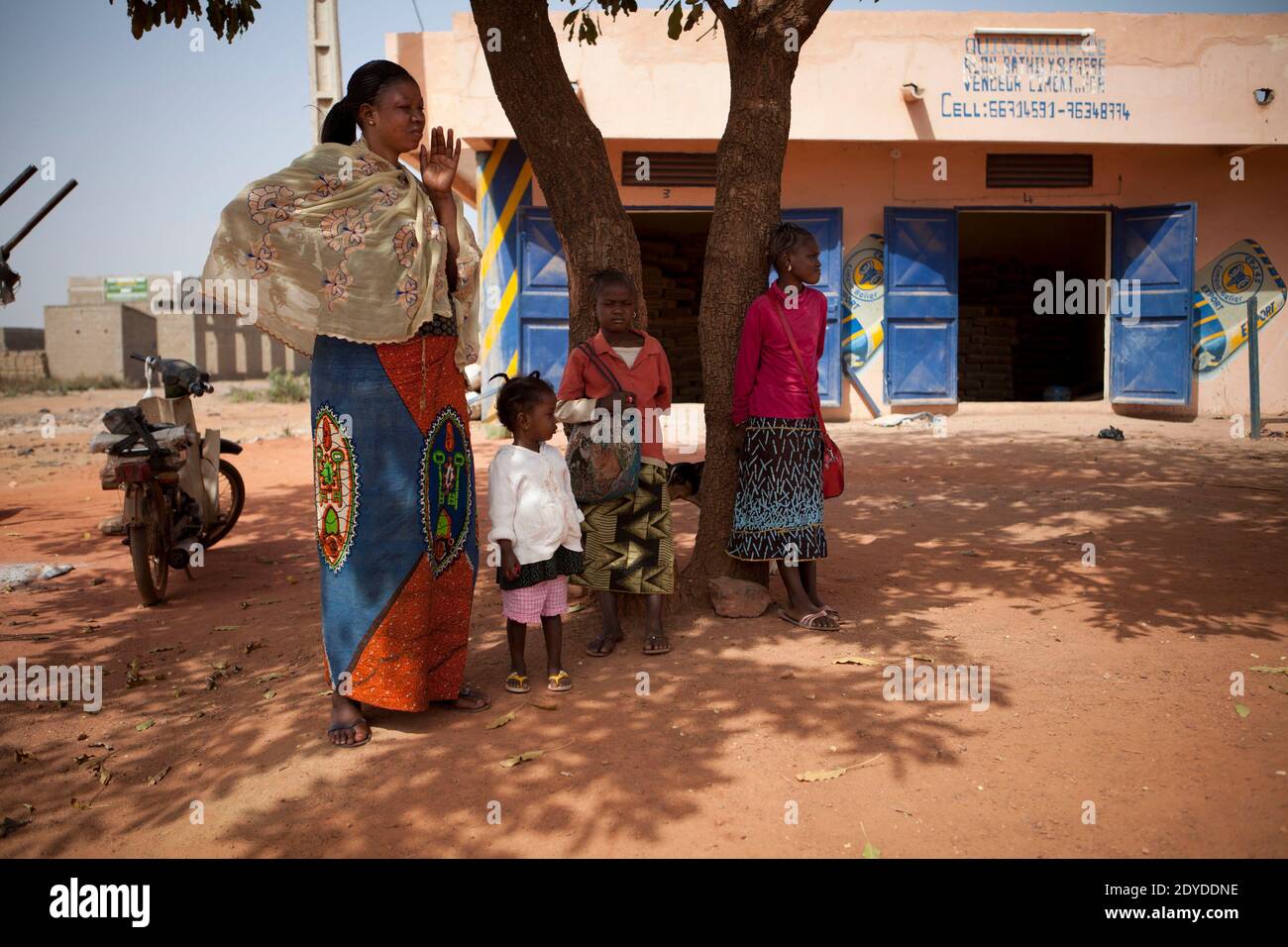 Conde Baba attende un moto-taxi per portare i suoi nipoti a scuola, a Bamako, Mali, il 1 febbraio 2013. Conde Baba fuggì da Timbuktu con sua madre Niamoye nell'aprile 2012. Secondo Amnesty International, 250,000 persone sono fuggite dal Mali mentre i militanti islamici, con collegamenti ad al-Qaeda, hanno preso il controllo della parte settentrionale del paese. Foto di Julien Tack/ABACAPRESS.COM Foto Stock