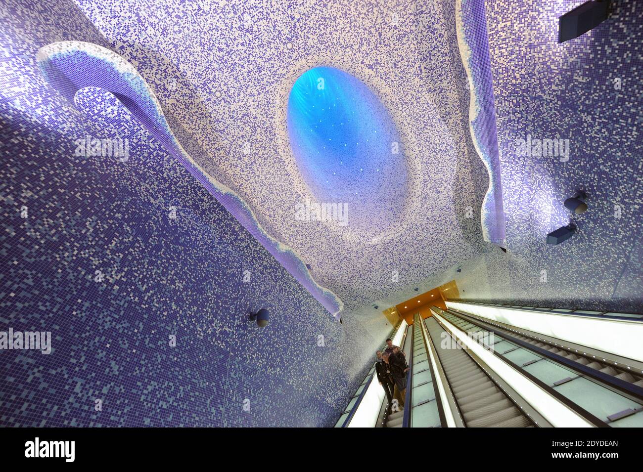 La gente cammina nella fantastica stazione della metropolitana 'Toledo' a Napoli, Italia il 1 febbraio 2013.in questa nuova stazione possiamo vedere uno spettacolare mosaico di un blu che sta diventando più intenso man mano che andiamo più in profondità. Questo ci porta ad una monumentale sala sotterranea creata nel 2012 dall'artista catalano Oscar Tusquet Blanca, dominata dal fascino della bocca ovale del Cratere di luz, un grande cono che attraversa in profondità tutti i livelli della stazione, collegando il livello della strada con la spettacolare sala costruita a 40 metri di metropolitana. Nella tumultuosa e caotica città italiana, nasce la metropolitana più straordinaria del mondo. Foto Stock