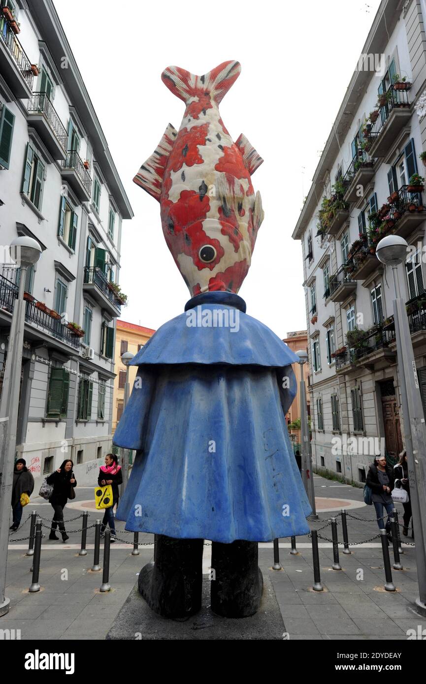 Il 1° febbraio 2013 la gente si trova fuori dalla fantastica stazione della  metropolitana Materdei di Napoli. Questa scultura dipinta in bronzo,  chiamata 'Carpe Diem', fu realizzata da Luigi Serafini. Nella tumultuosa