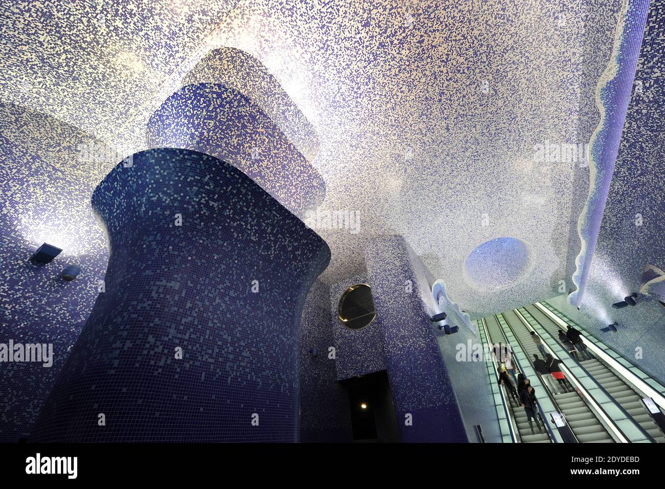 La gente cammina nella fantastica stazione della metropolitana 'Toledo' a Napoli, Italia il 1 febbraio 2013.in questa nuova stazione possiamo vedere uno spettacolare mosaico di un blu che sta diventando più intenso man mano che andiamo più in profondità. Questo ci porta ad una monumentale sala sotterranea creata nel 2012 dall'artista catalano Oscar Tusquet Blanca, dominata dal fascino della bocca ovale del Cratere di luz, un grande cono che attraversa in profondità tutti i livelli della stazione, collegando il livello della strada con la spettacolare sala costruita a 40 metri di metropolitana. Nella tumultuosa e caotica città italiana, nasce la metropolitana più straordinaria del mondo. Foto Stock