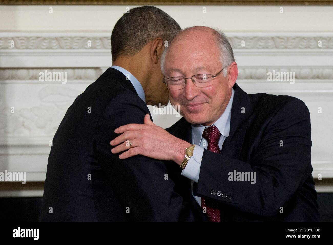Il presidente degli Stati Uniti Barack Obama, a sinistra, abbracci Ken Salazar, segretario degli Stati Uniti d'interni, durante un annuncio per Sally Jewell, Chief Executive Officer of Recreational Equipment Inc., inosservato, come un candidato a diventare segretario del Dipartimento degli interni degli Stati Uniti alla Casa Bianca a Washington, D.C., Stati Uniti, il 06 febbraio 2013. La storia di Jewell come ingegnere e l'esperienza nel settore bancario, energetico e al dettaglio le danno le competenze necessarie per gestire un reparto che supervisiona 500 milioni di acri di terreno pubblico, ha detto Obama. Foto di Andrew Harrer/Pool/ABACAPRESS.COM Foto Stock