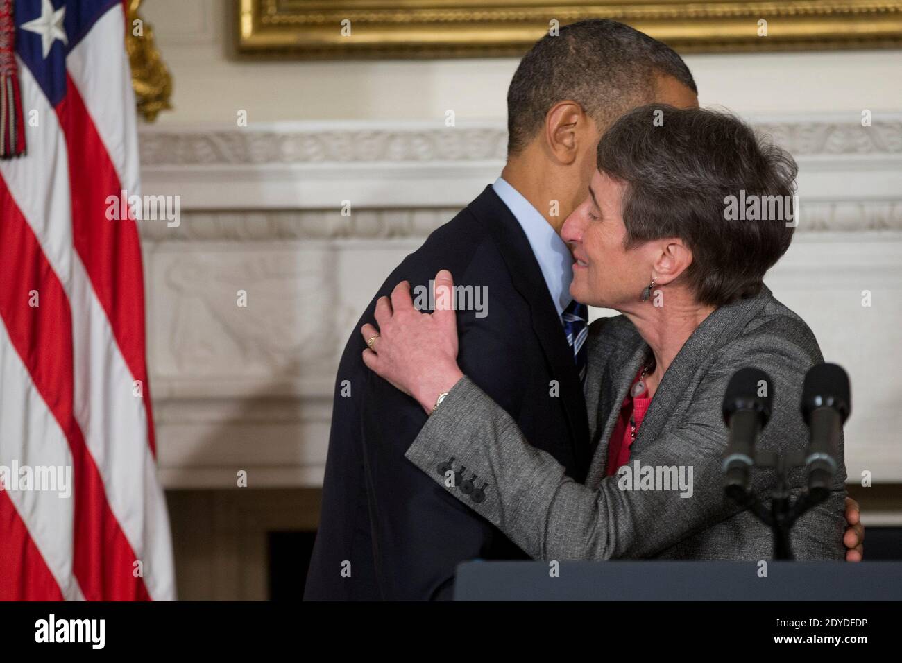 Il Presidente degli Stati Uniti Barack Obama, a sinistra, abbracca Sally Jewell, Chief Executive Officer of Recreational Equipment Inc., durante l'annuncio di Jewell?s come candidato a diventare segretario del Dipartimento degli interni degli Stati Uniti alla Casa Bianca a Washington, D.C., Stati Uniti, il 06 febbraio 2013. La storia di Jewell come ingegnere e l'esperienza nel settore bancario, energetico e al dettaglio le danno le competenze necessarie per gestire un reparto che supervisiona 500 milioni di acri di terreno pubblico, ha detto Obama. Foto di Andrew Harrer/Pool/ABACAPRESS.COM Foto Stock