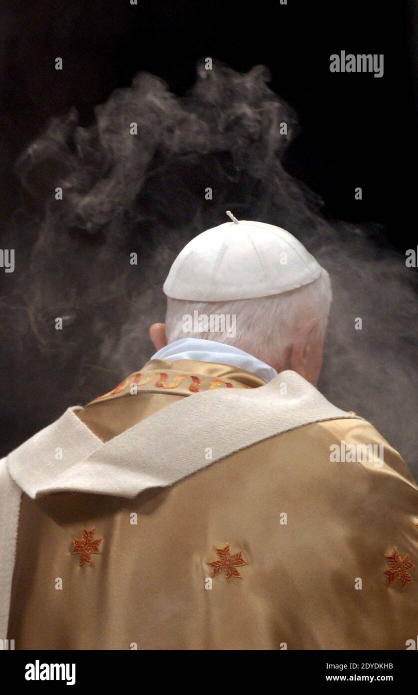 Papa Benedetto XVI celebra la Messa di Natale di mezzanotte nella Basilica di San Pietro in Vaticano il 25 dicembre 2006. Foto di Eric Vandeville/ABACAPRESS.COM Foto Stock