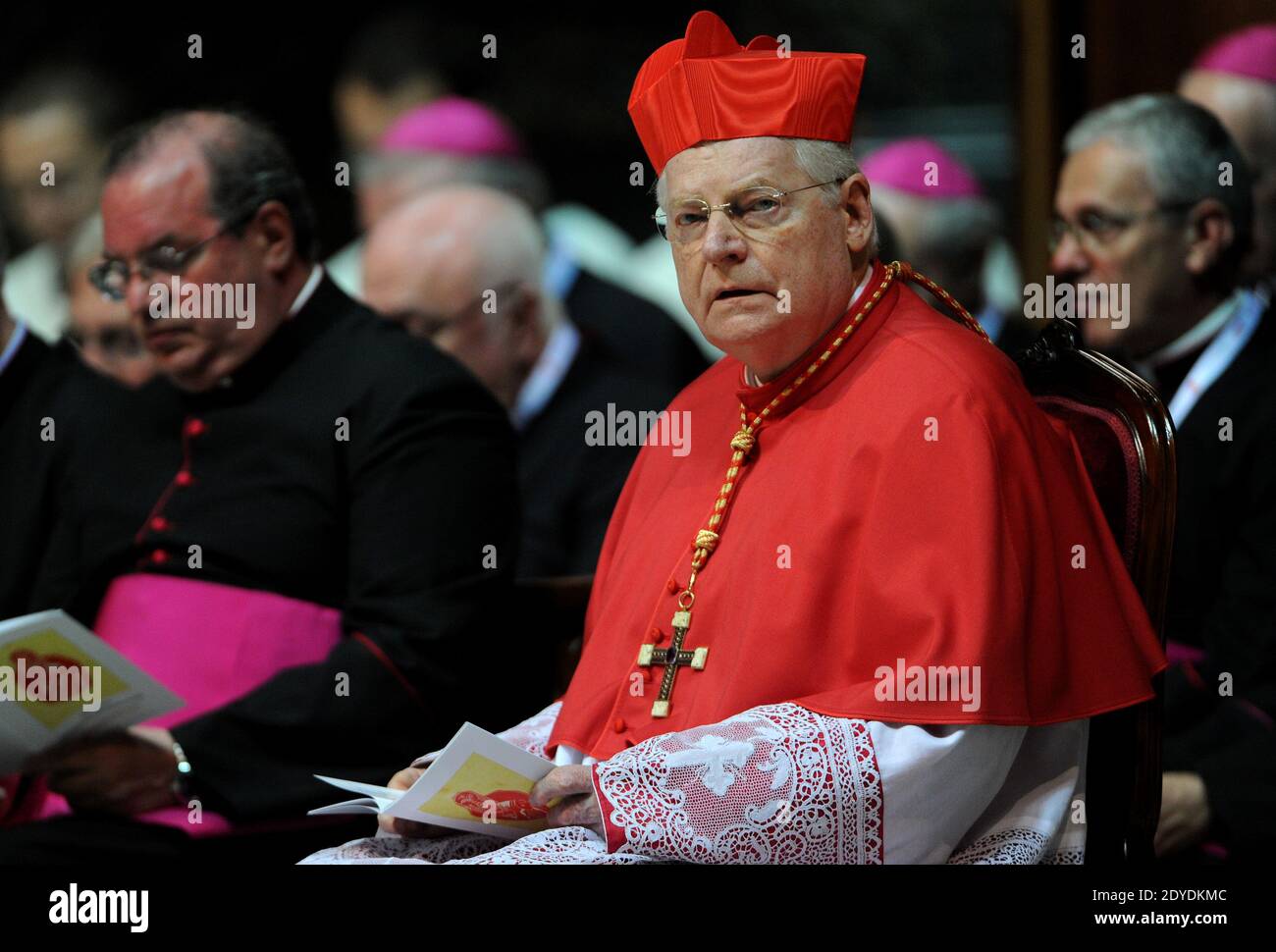 Il Cardinale Angelo Scola durante una celebrazione a Milano il 2 giugno 2012. Il Cardinale Scola è molto stimato dal pontefice, che lo trasferì dal Patriarcato di Venezia a Milano, una delle sedi più grandi e importanti d'Europa. È un brillante teologo, un grande sostenitore della Nuova Evangelizzazione e un leader nel dialogo cattolico-islamico. Foto di Eric Vandeville/ABACAPRESS.COM Foto Stock