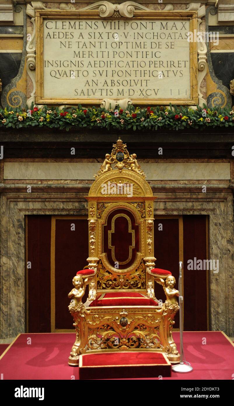 Il trono del Papa in Vaticano il 2012 dicembre . Foto di Eric  Vandeville/ABACAPRESS.COM Foto stock - Alamy