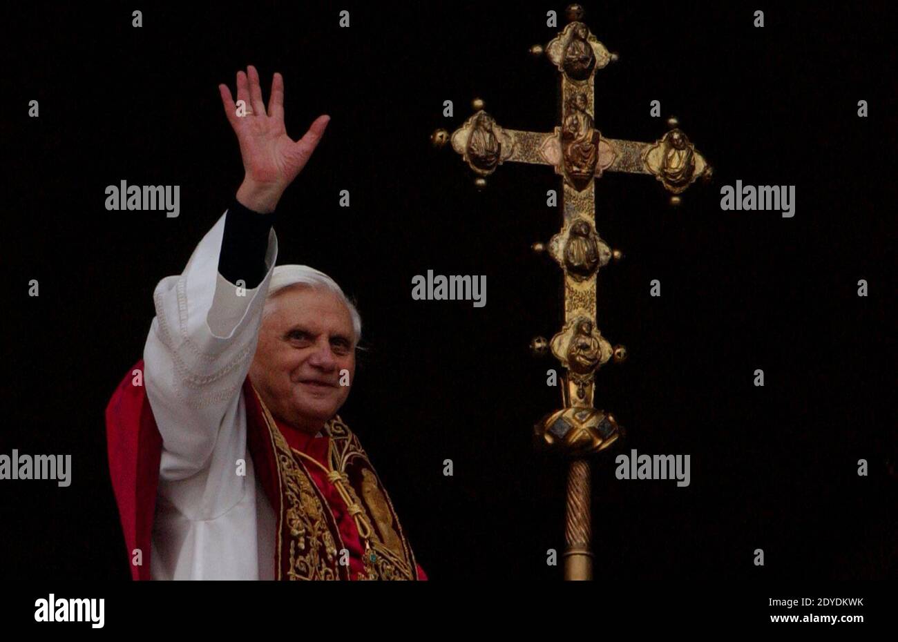 Il Cardinale tedesco Joseph Ratzinger ha eletto Papa: Benedetto XVI in Vaticano , 19 aprile 2005. Foto di Eric Vandeville/ABACAPRESS.COM Foto Stock
