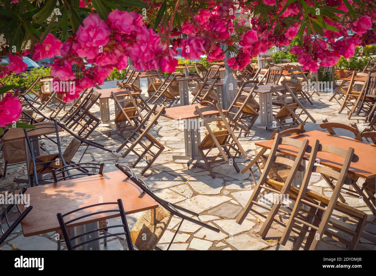 Caffè in quarantena. Ristoranti in blocco. Crisi delle piccole imprese. Resta chiuso. Piccolo ristorante vuoto. Temporaneamente chiuso. Caffè chiuso. Nessun visitatore Foto Stock