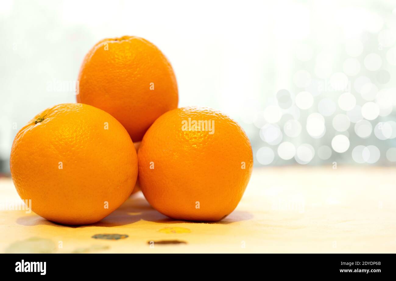 Sano cibo vegetariano, frutta e agrumi concetto - primo piano di arance fresche, mature e succose Foto Stock