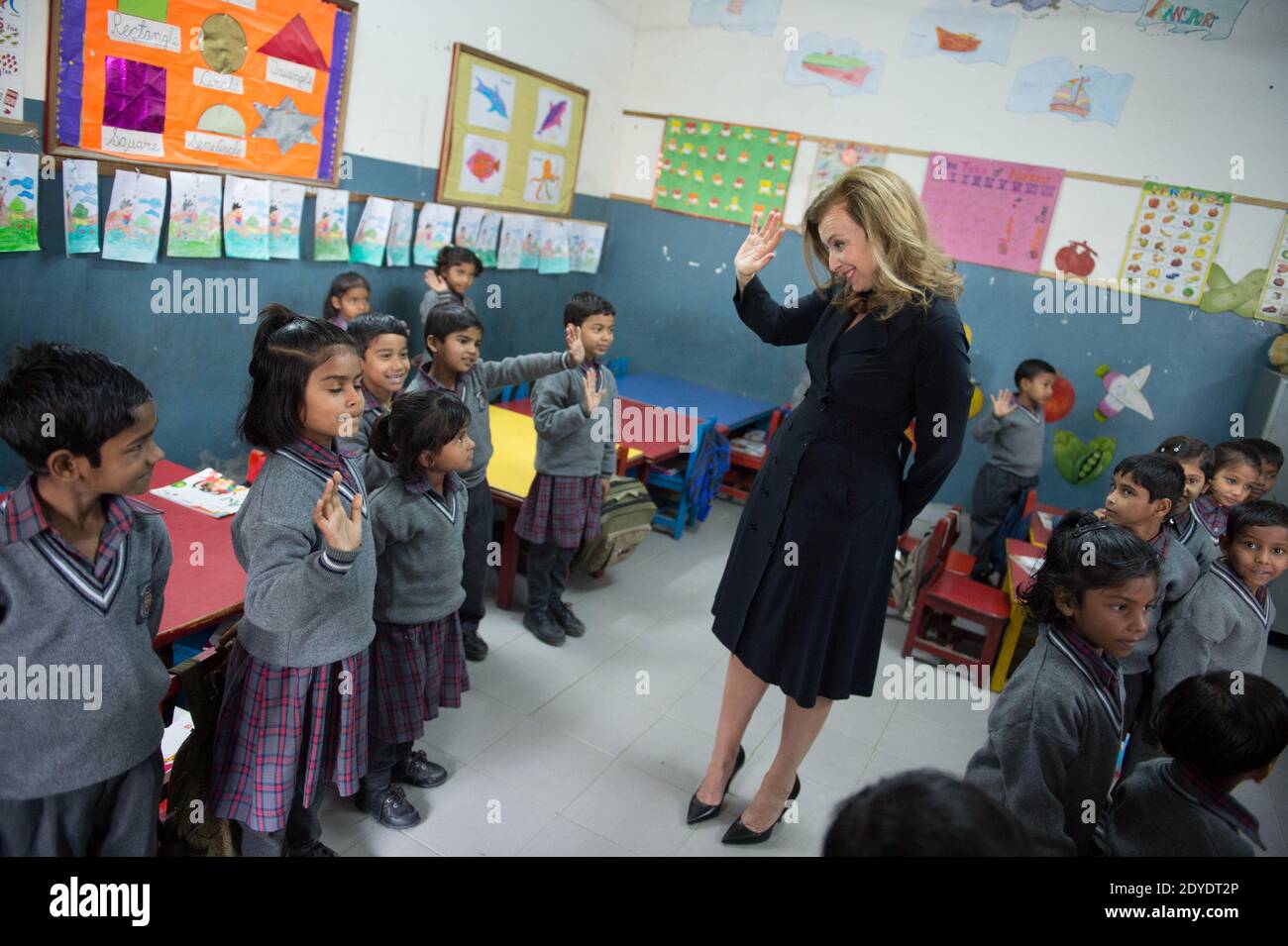 La prima signora francese Valerie Trierweiler visita una Scuola secondaria integrata della Fondazione OM che conduce un programma di empowerment femminile, a Noida, a sud-est di Nuova Delhi, Uttar Pradesh stato, India il 14 febbraio 2013. Il presidente Hollande e la sua compagna Valerie Trierweiler sono in visita di Stato in India di due giorni. Foto di Christophe Guibbaud/ABACAPRESS.COM Foto Stock