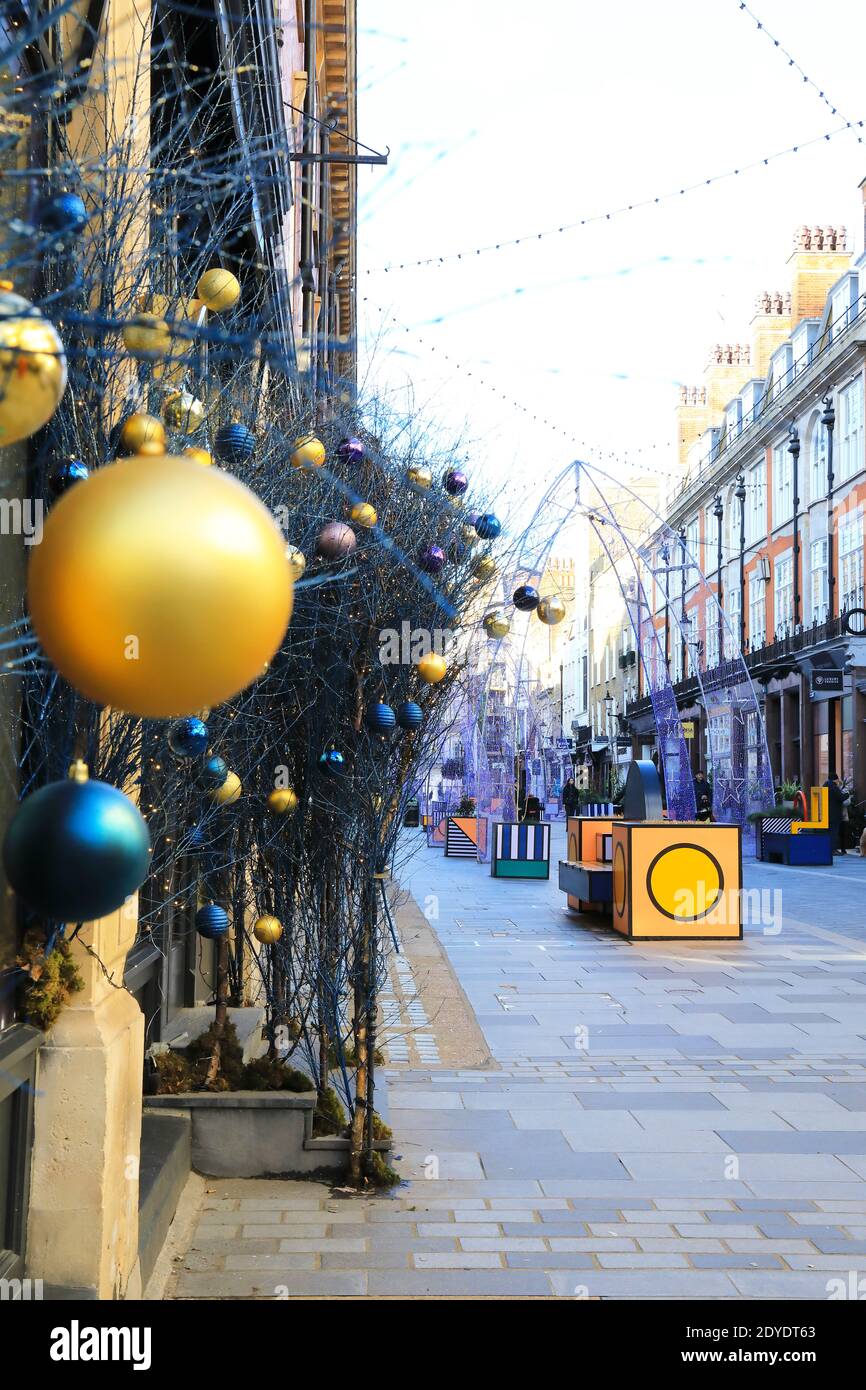 Negozi chiusi nell'esclusiva South Molton Street a Mayfair, la vigilia di Natale nella pandemia del coronavirus, 2020, Londra, Regno Unito Foto Stock