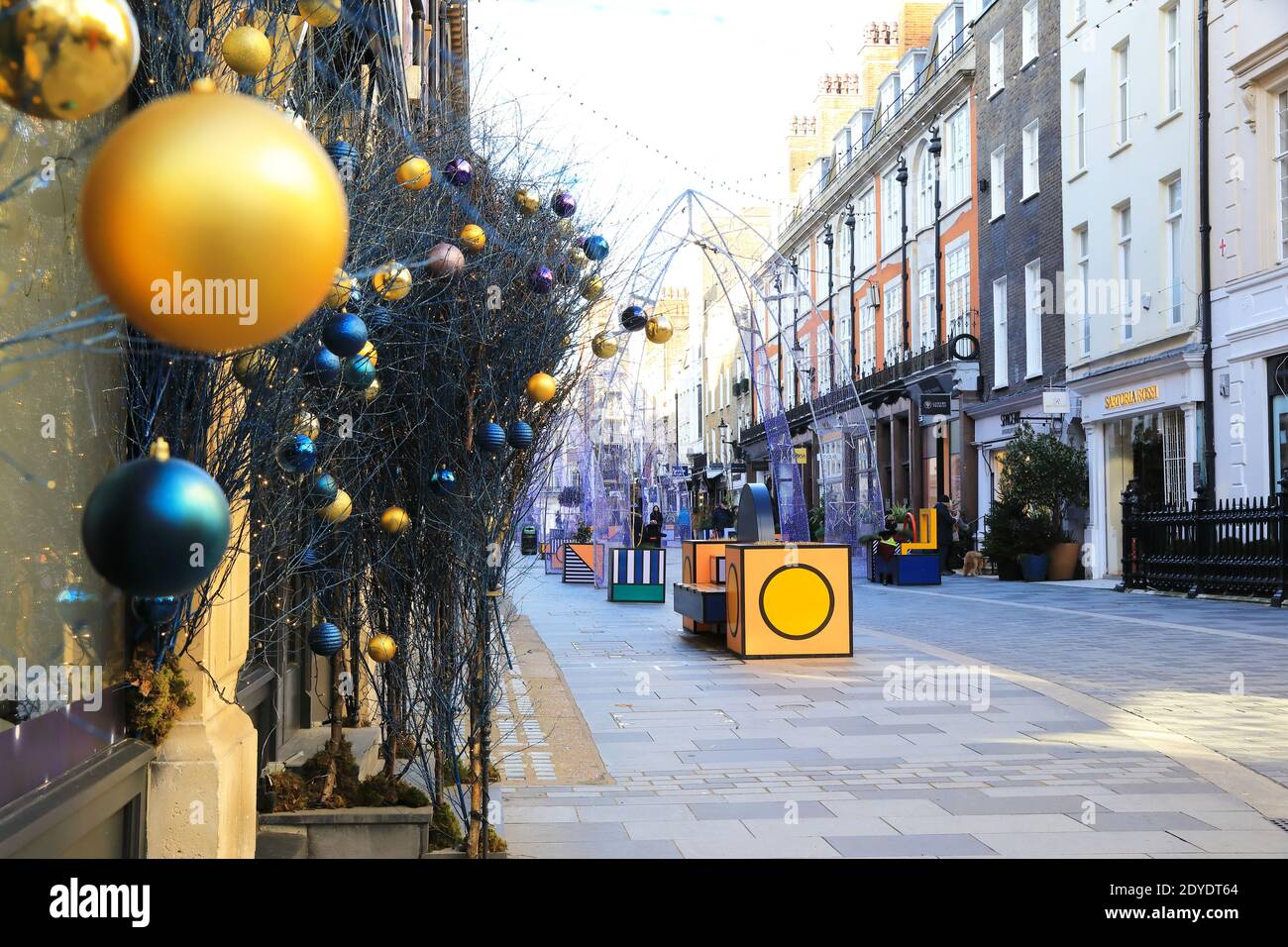 Negozi chiusi nell'esclusiva South Molton Street a Mayfair, la vigilia di Natale nella pandemia del coronavirus, 2020, Londra, Regno Unito Foto Stock